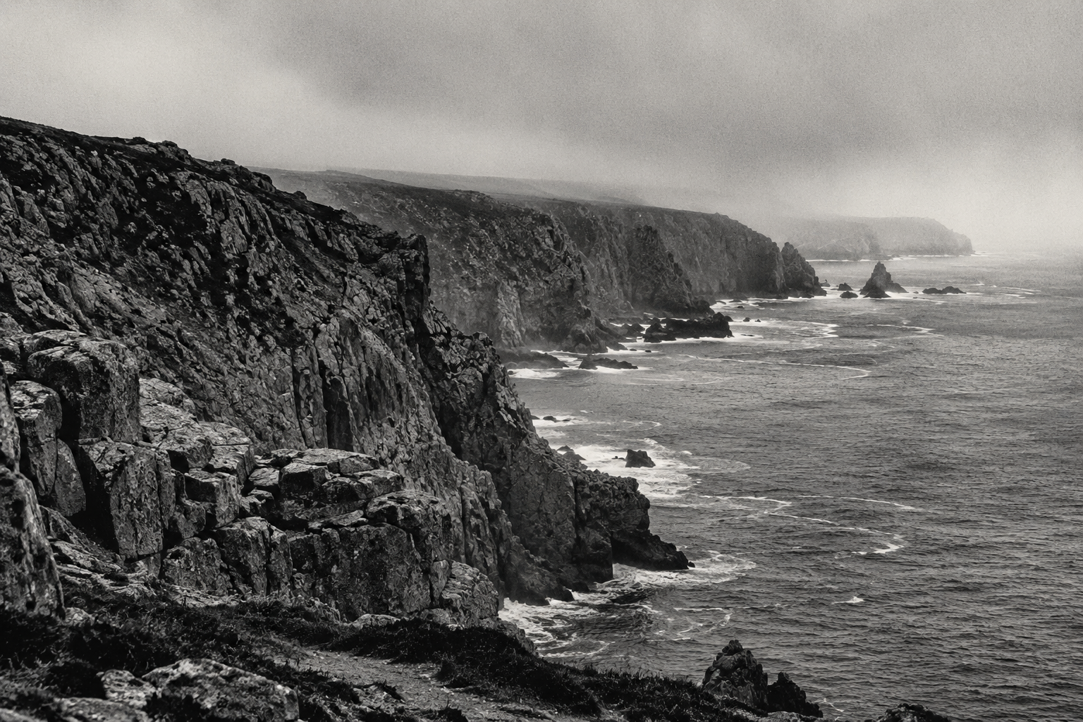 Côte sauvage de Bretagne, falaises et lande au lever du jour
